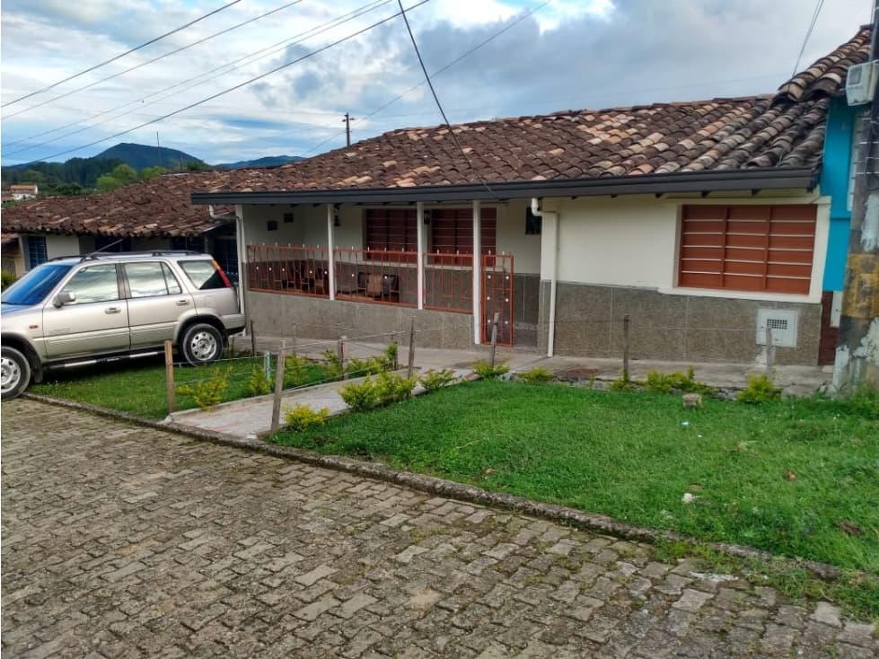 HERMOSA CASA CON FUTURO EN CAROLINA DEL PRINCIPE - 1