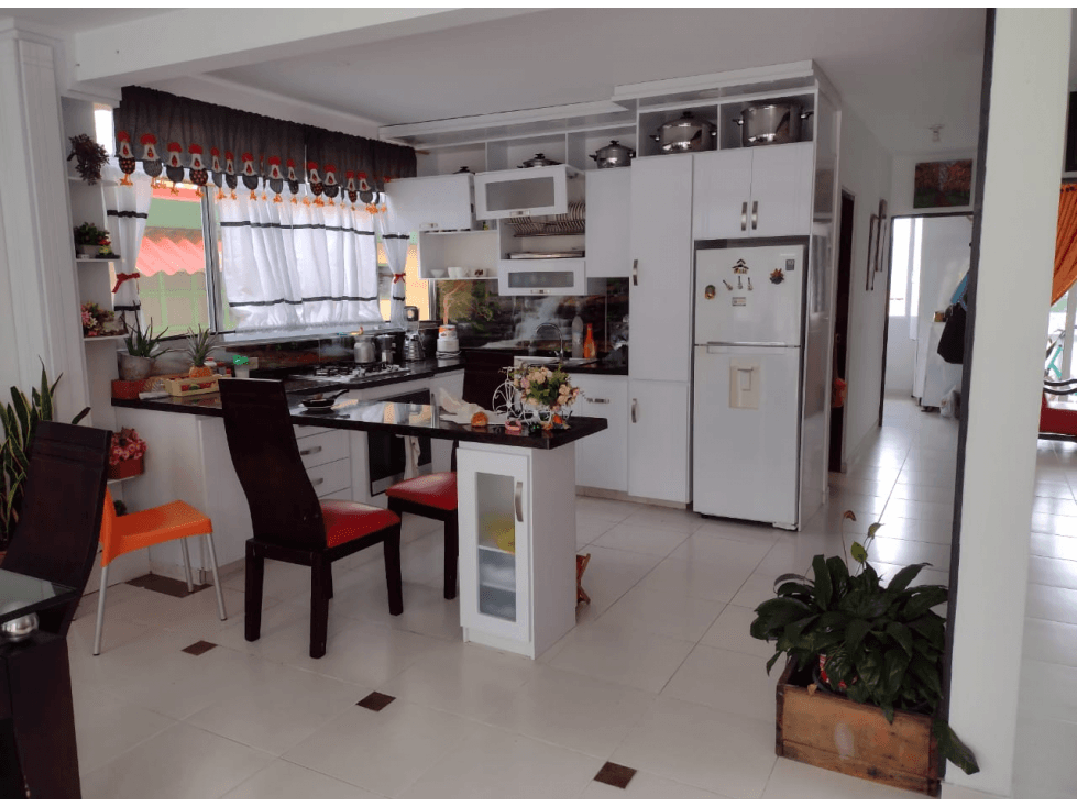 Venta de Casa de 190 m2 en 650 mill neg, en Mesitas del Colegio cund. - 1
