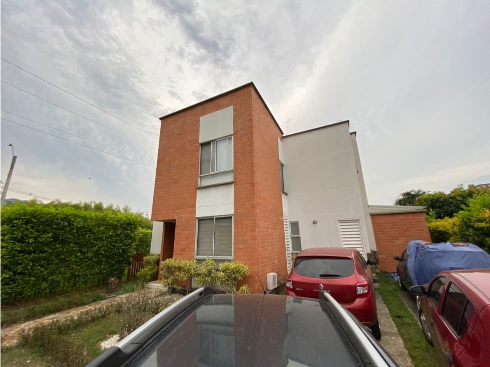ALQUILER DE HERMOSA CASA DE 2 PISOS EN LAS MERCEDES - 1