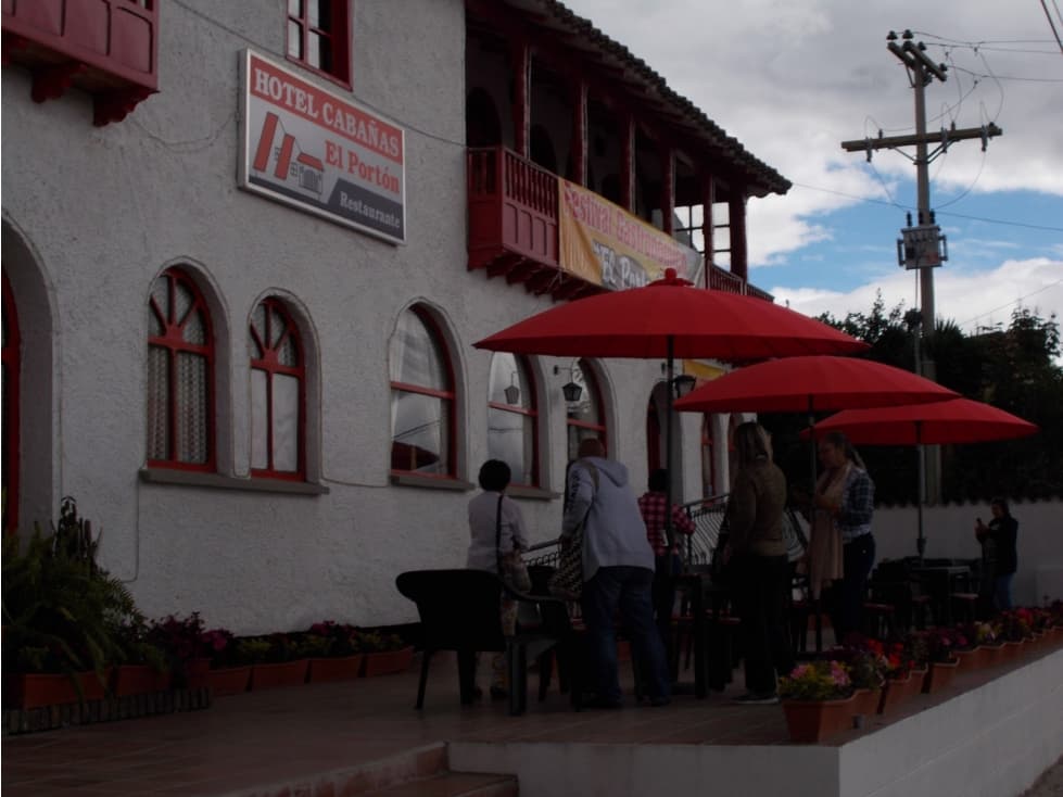 VENDO HOTEL FUNCIONANDO EN PAIPA EXCELENTE PROPIEDAD - 1