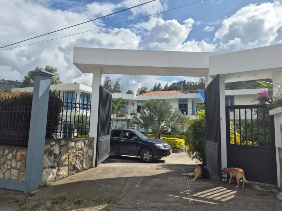 VENTA FINCA LUJO - UNE, CUNDINAMARCA : 480m², 5 ALCOBAS. VÍA AL LLANO - 1