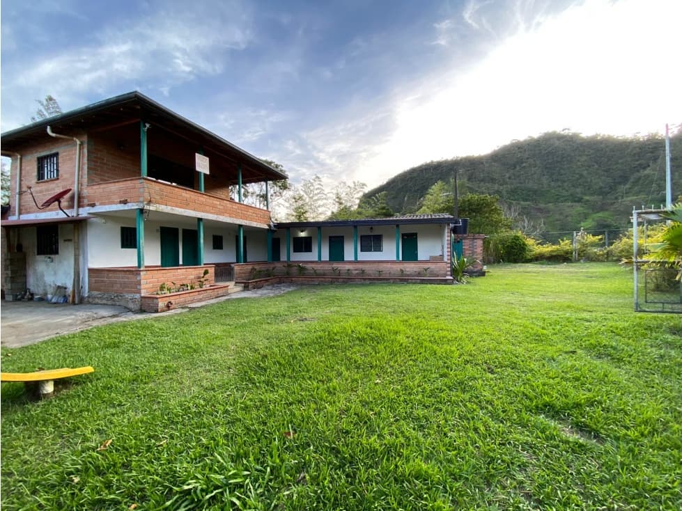 Amplias zonas verdes en esta finca en venta en San Rafel - 1