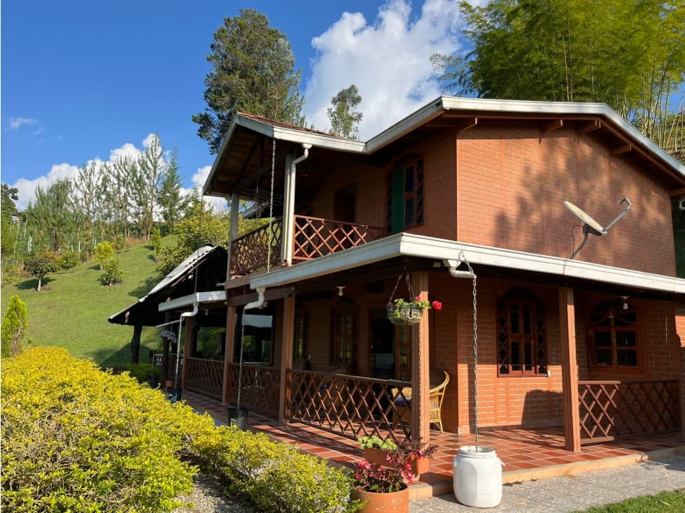 Hermosa casa en el Peñol a la venta - 1