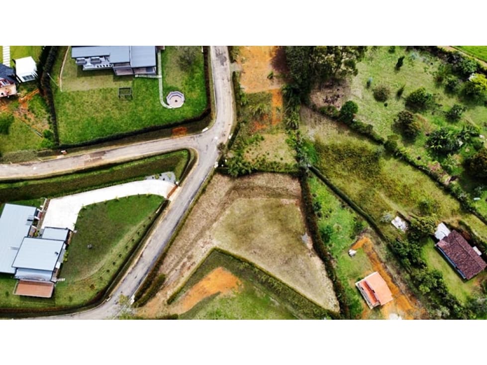 Venta de Lote de 1.900 m2 en Condominio totalmente urbanizado - 1