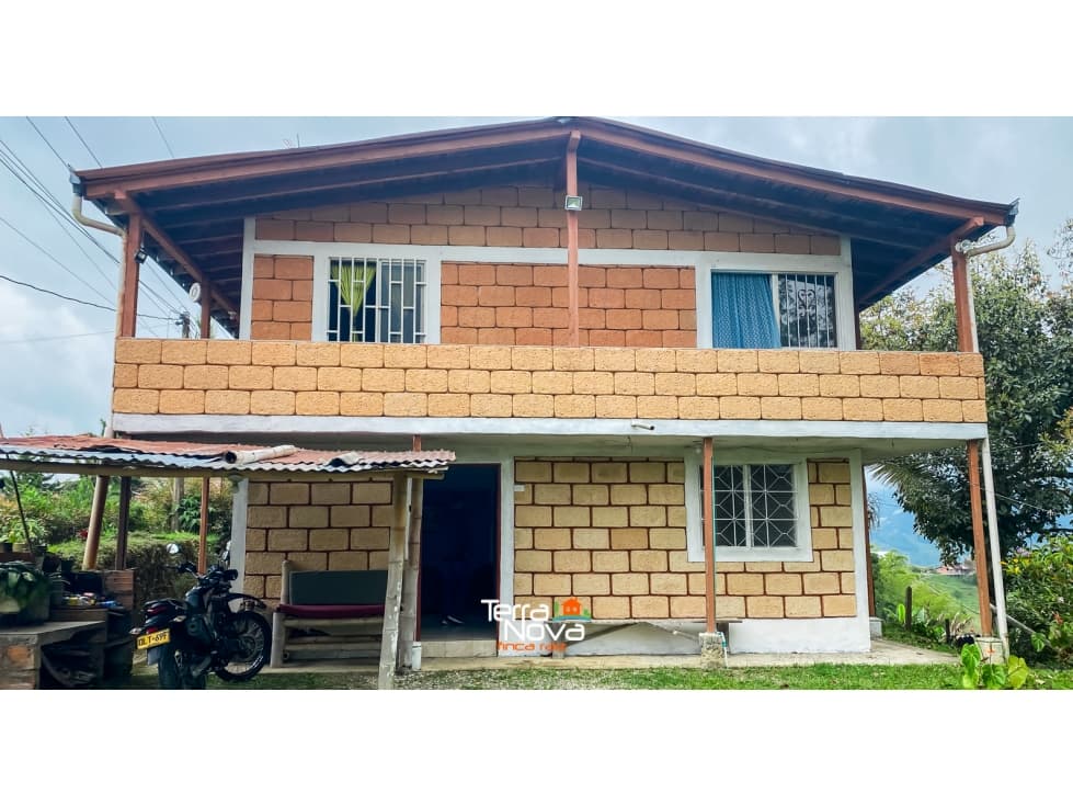 Finca a borde de la vía principal en venta El Peñol - 1