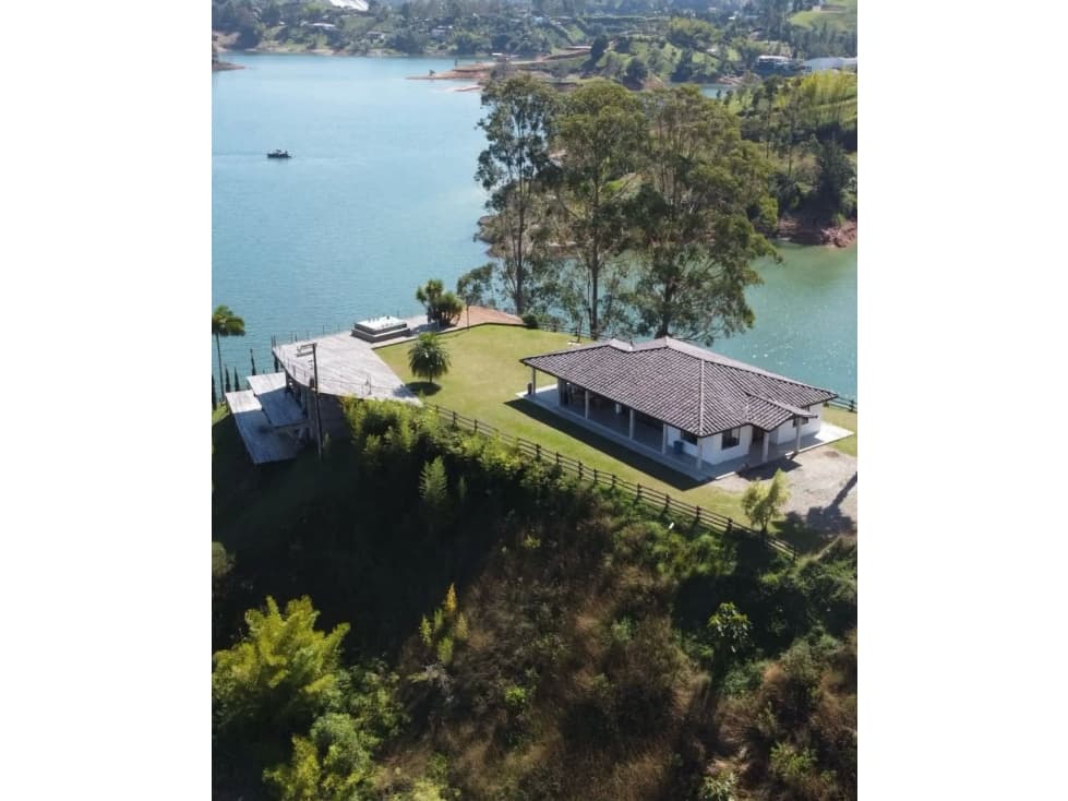 Venta de casa campestre en Guatapé, con acceso a la represa - 1