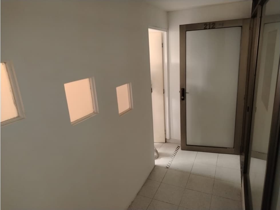 SE VENDE OFICINA EN EDIFICIO PASO REAL CENTRO DE LA CIUDAD - 1