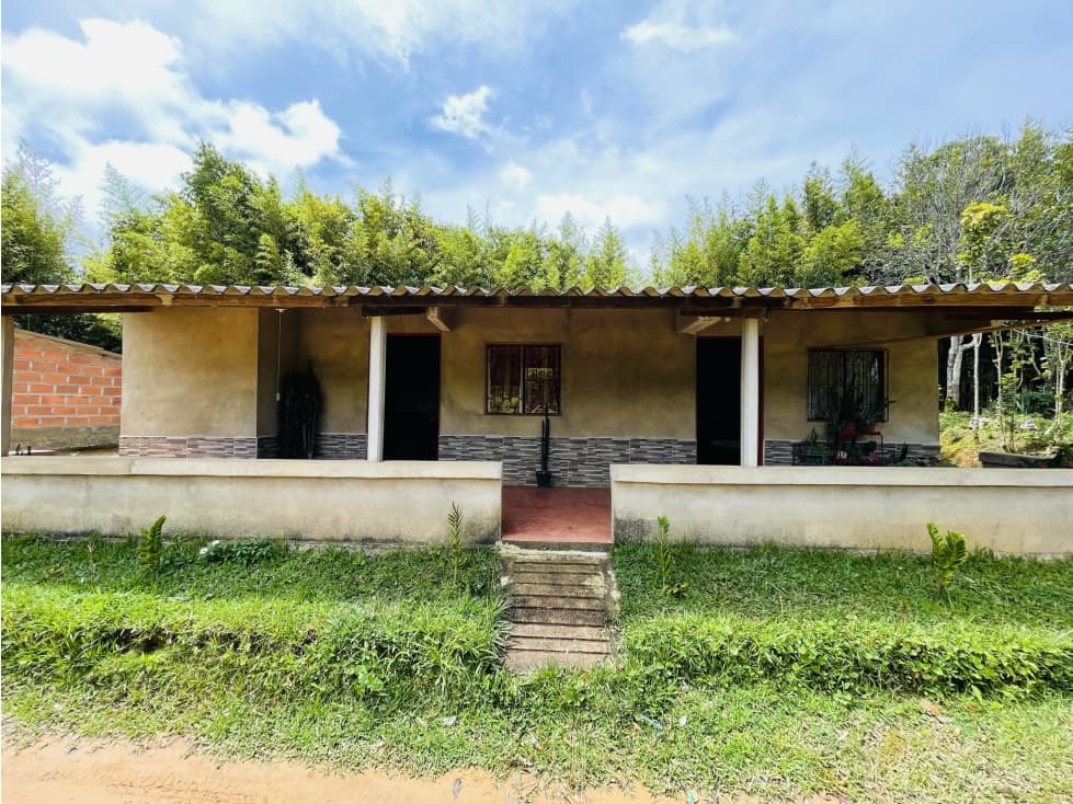 Se vende casa campesina en San Roque, Antioquia - 1
