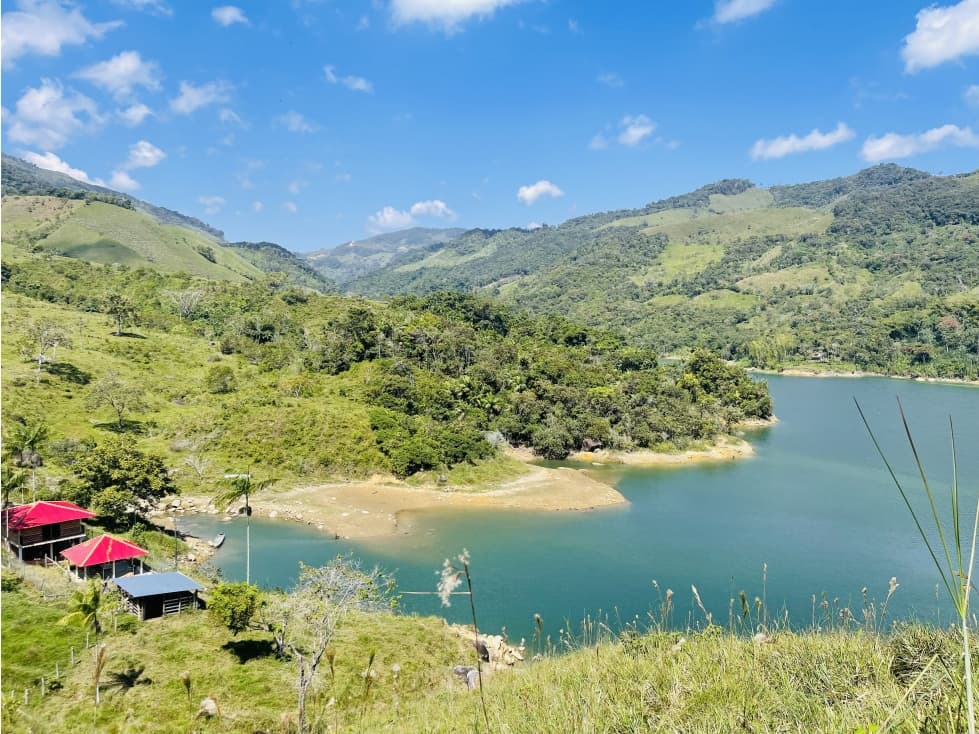 Venta de finca con embalse en San Roque, Antioquia - 1