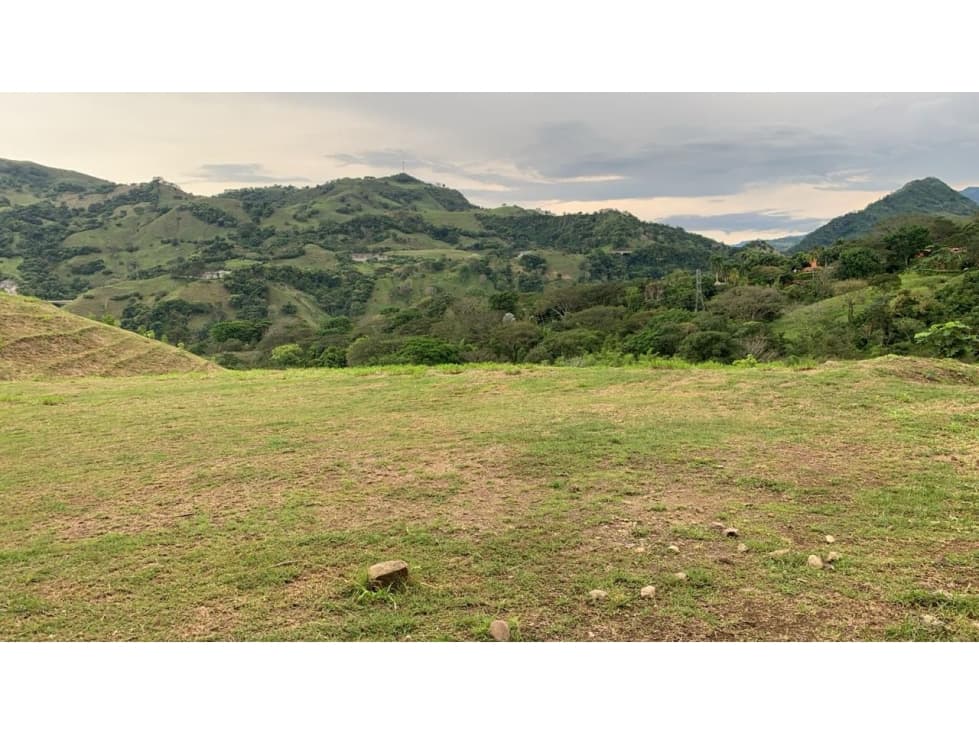 Lote para la venta en el Suroeste Bolombolo - 1