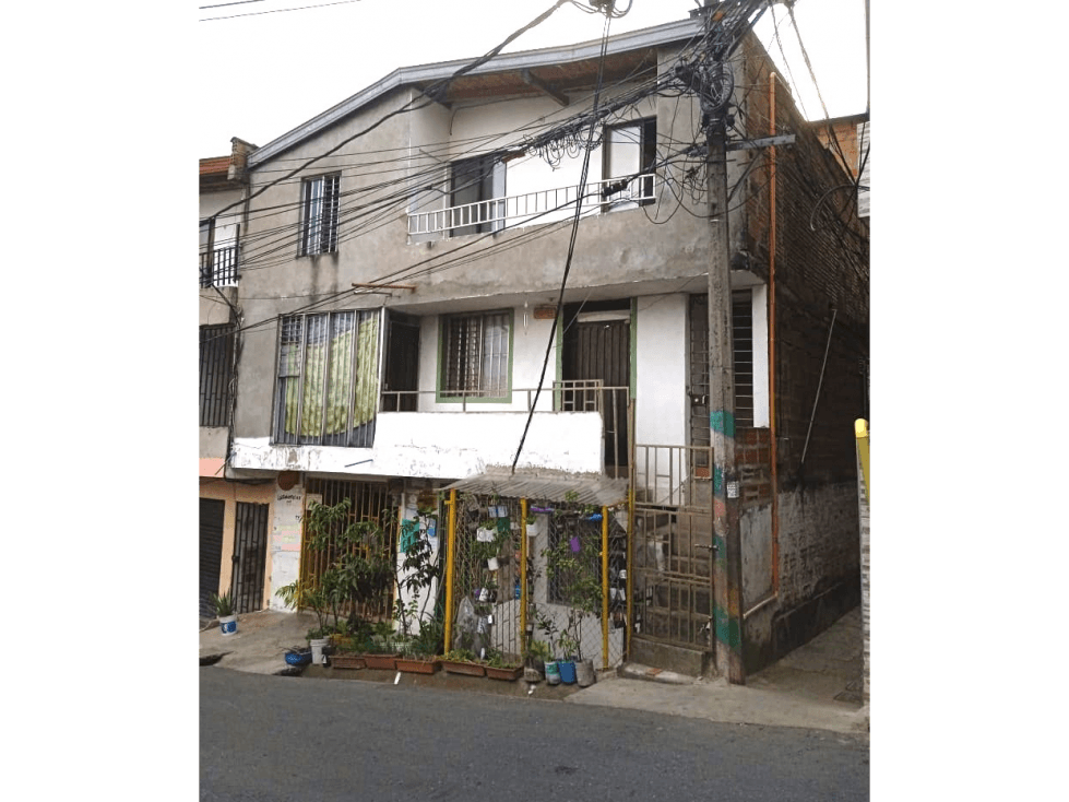 Venta edificio con 5 apartamentos Barrio San Javier Medellín - 1