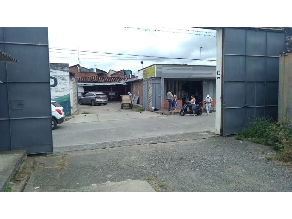 Permuto lote comercial central con parqueadero y oficina en Zarzal - 1