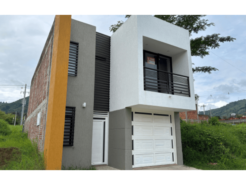 Se Vende Casa de 2 Pisos en el barrio El Surco, Caicedonia. - 1