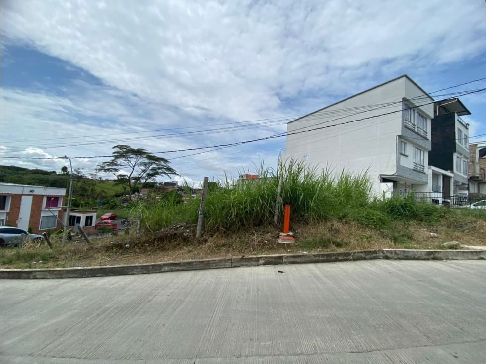 VENTA DE HERMOSO LOTE ESQUINERO EN PRADERA ALTA DOSQUEBRADAS - 1