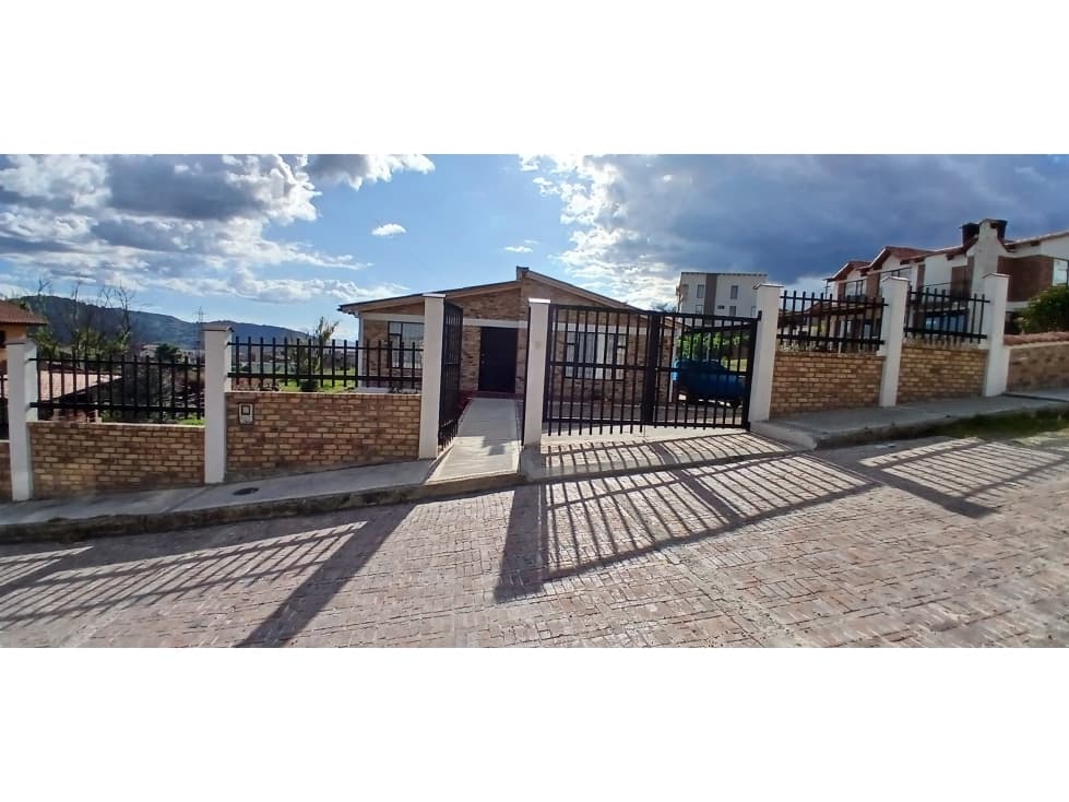 Casa de Campo en Paipa con Vista Panorámica al Lago Sochagota - 1