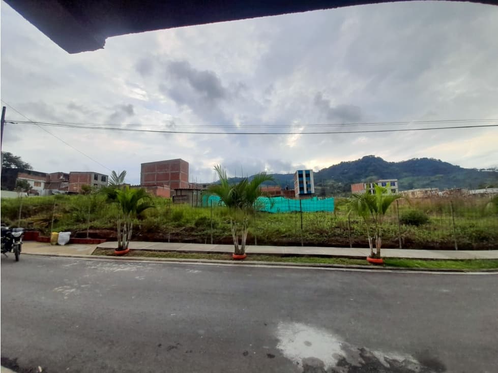 Lote esquinero para casa en Bosques de la Campiña, Santa Rosa - 1