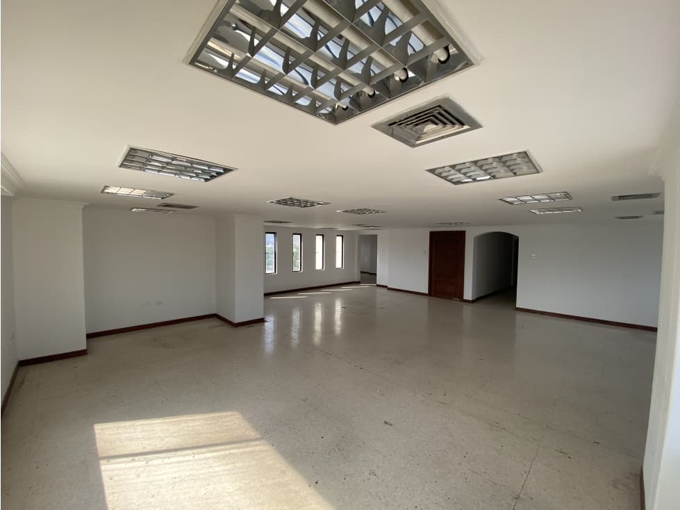 ARRIENDO DE OFICINA EN ED. CENTRO EJECUTIVO - SANTA MARTA - 1