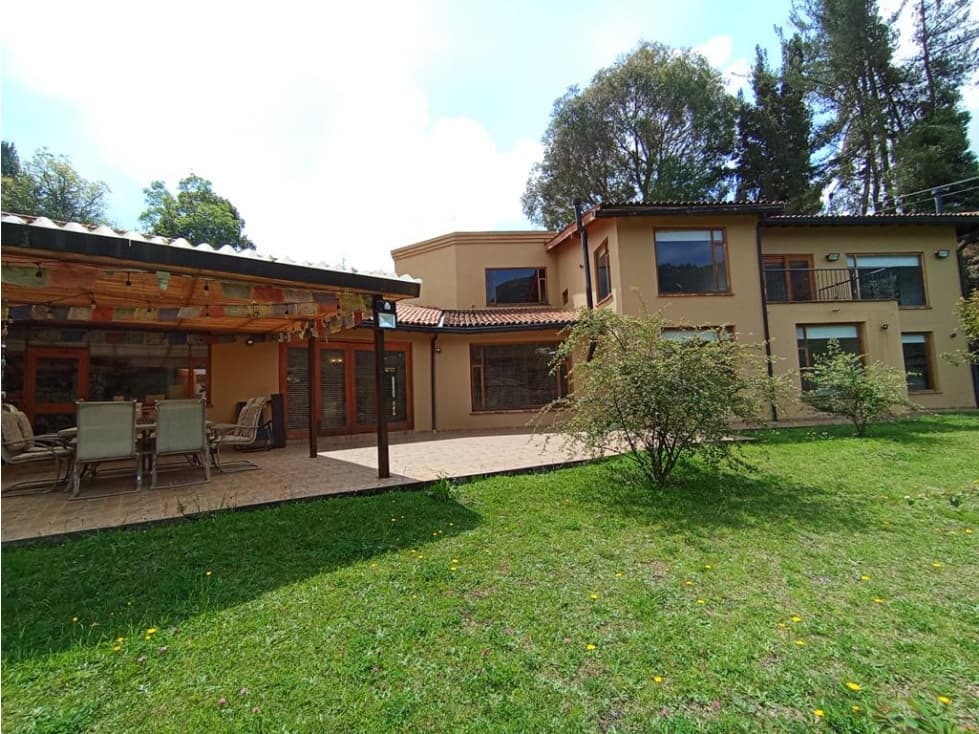 Casa La Calera: 585m2, lote 2300m2, jardín y terraza con pérgola - 1