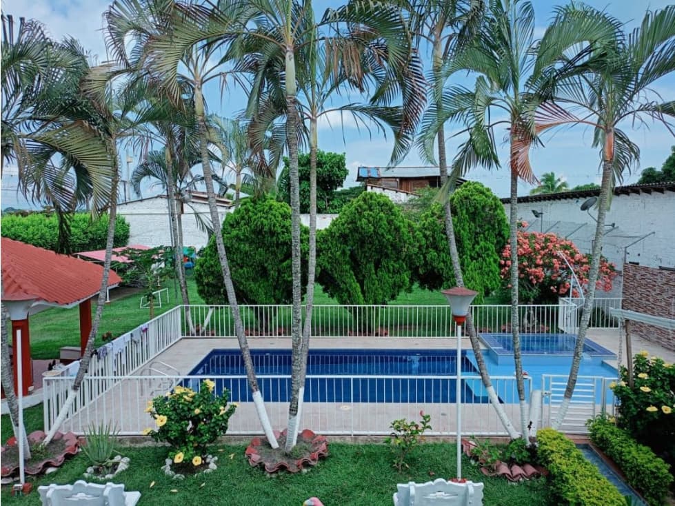 Hermosa finca de 1.470m2 con piscina en venta Santa Elena El Cerrito - 1