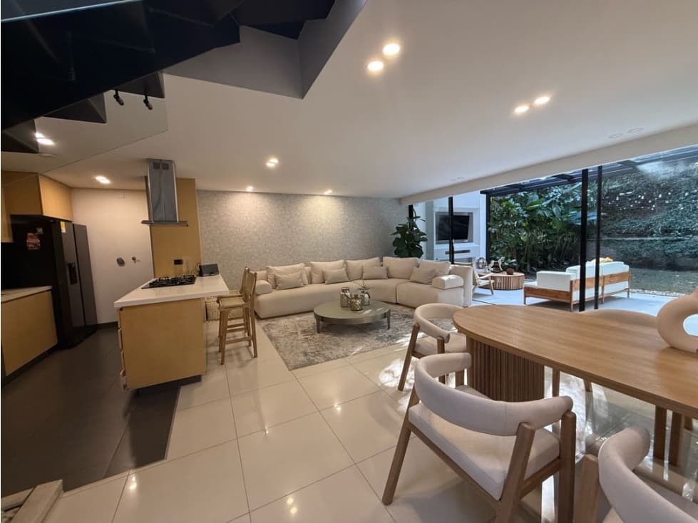 Venta de Hermosa casa en Envigado cerca a la loma del chocho - 1