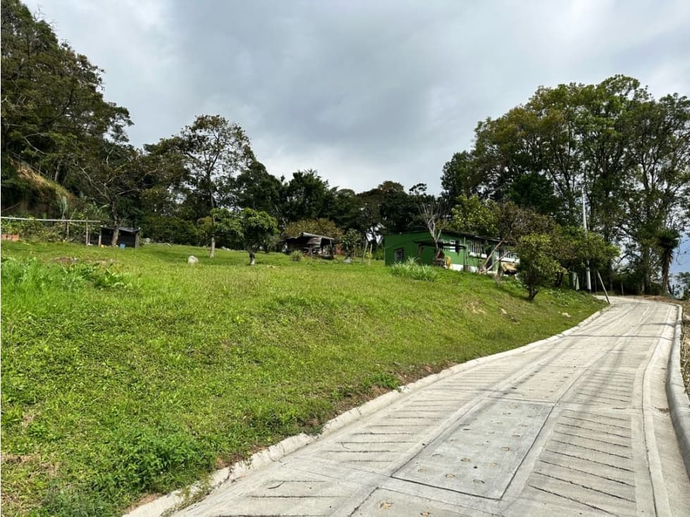 Venta Lote en Silvania. Sobre la vía principal - 1