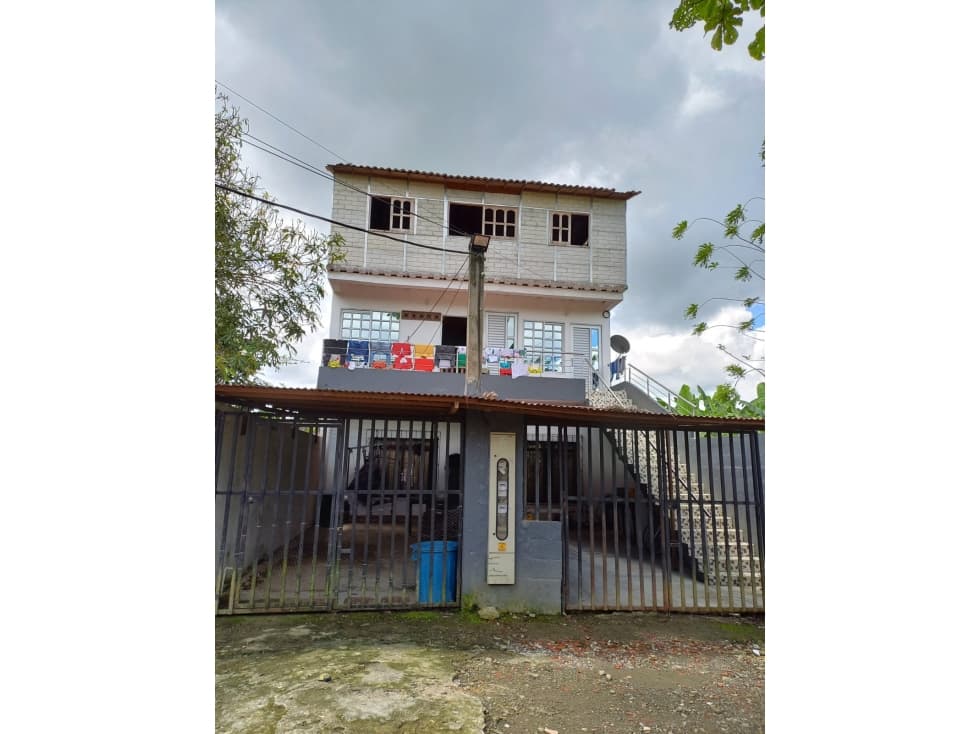 EN BARRIO LOS PINOS, CAREPA - 1