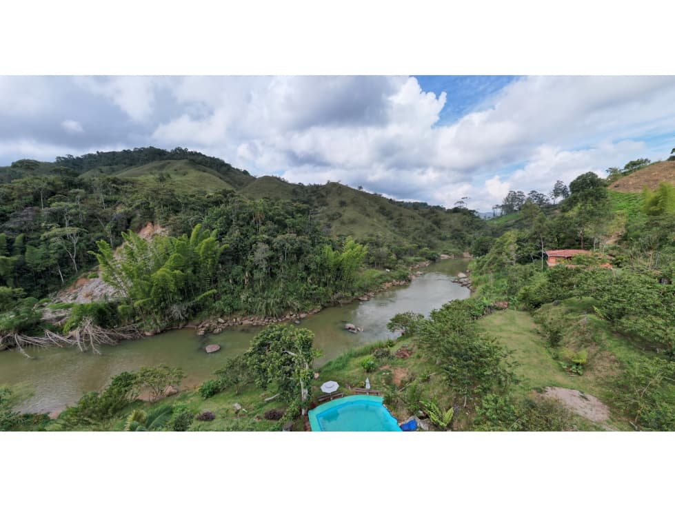 Piscina Natural y con Pesebreras Frente al Rio 5 hectareas de lote - 1