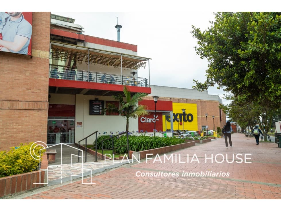 Hermoso local doble con posibilidad de altillo en C.C casona - 1