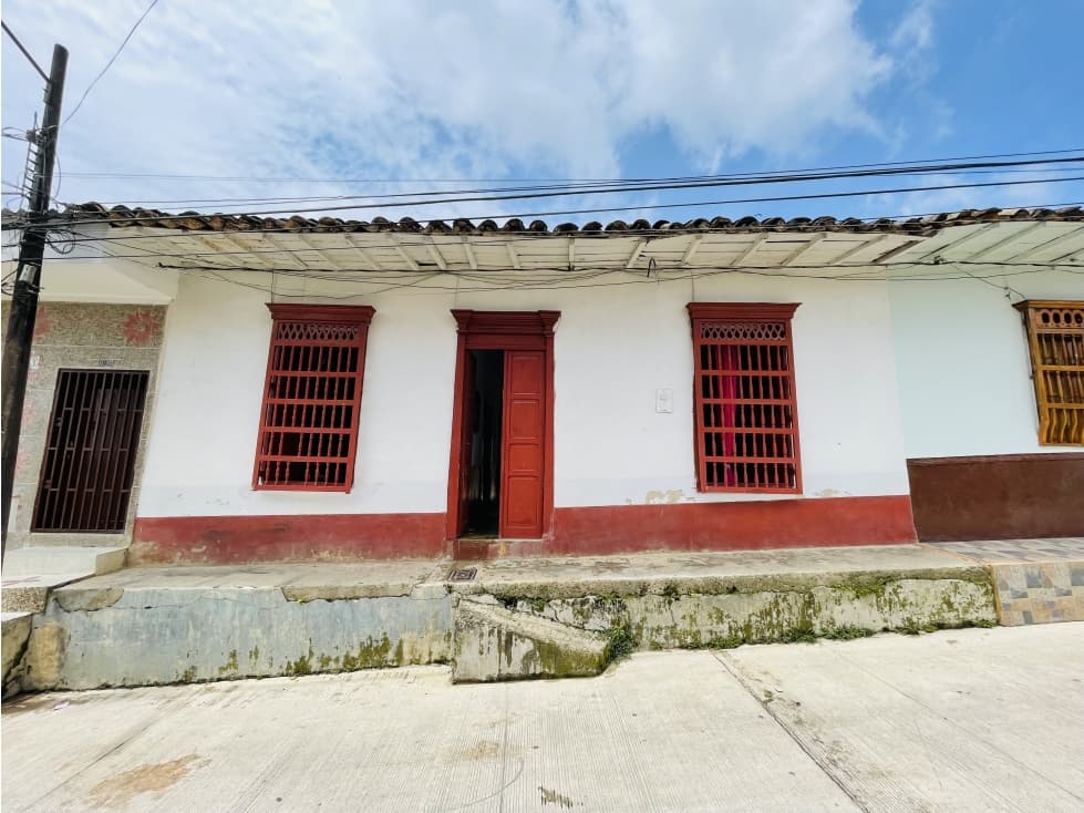 Casa-lote a dos cuadras del Parque de San Roque. Hasta 5 niveles - 1
