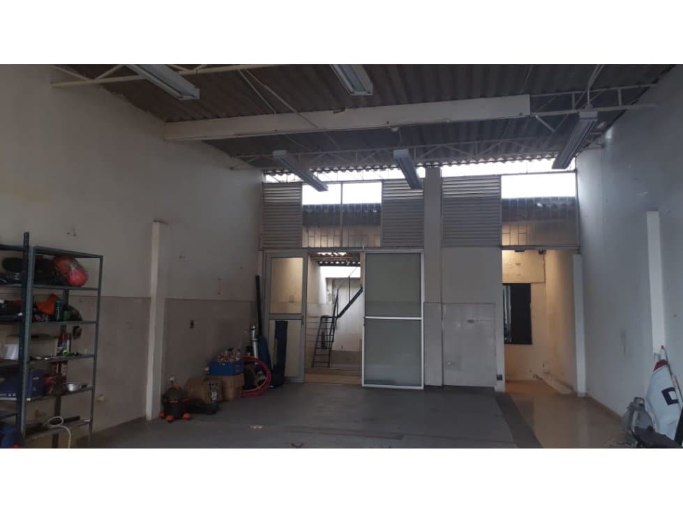 Local 129m2, Junto Autopista - 1
