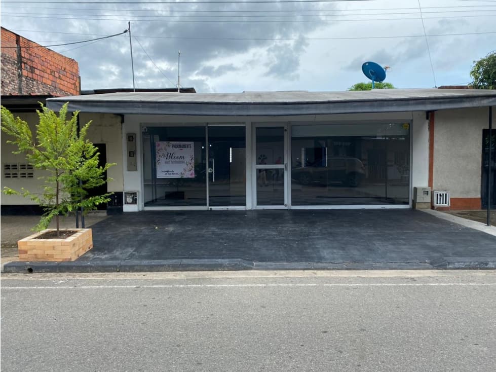 ESPECTACULAR CASA EN VENTA, EN ZONA COMERCIAL DE AGUAZUL - 1