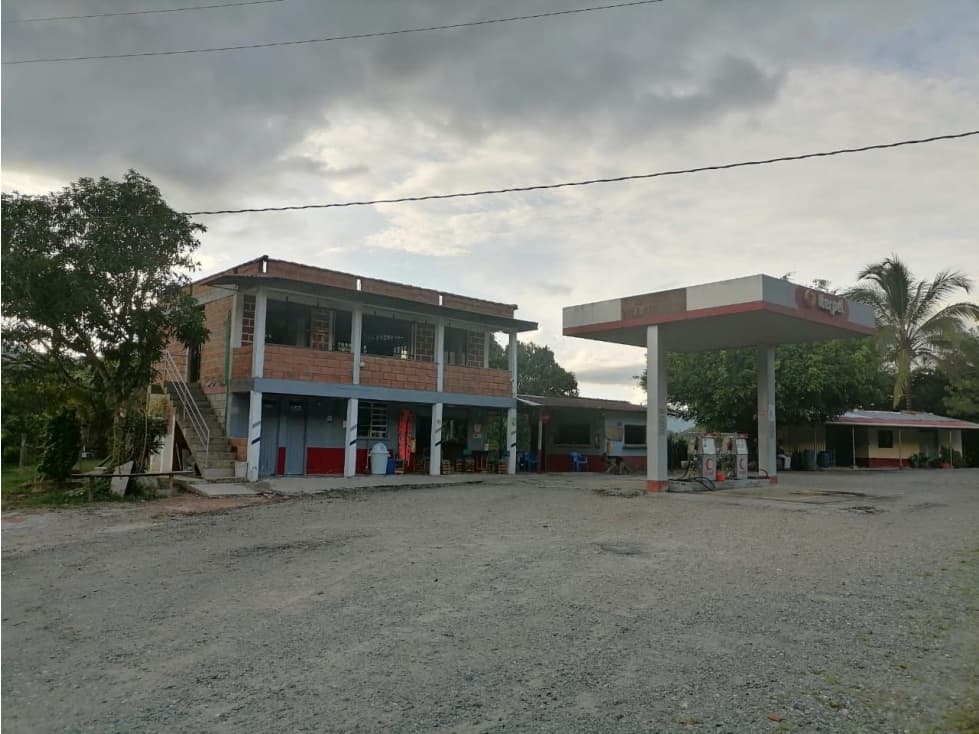 Bomba de Gasolina con Casa y Tienda en Yolombo vereda Villanueva - 1
