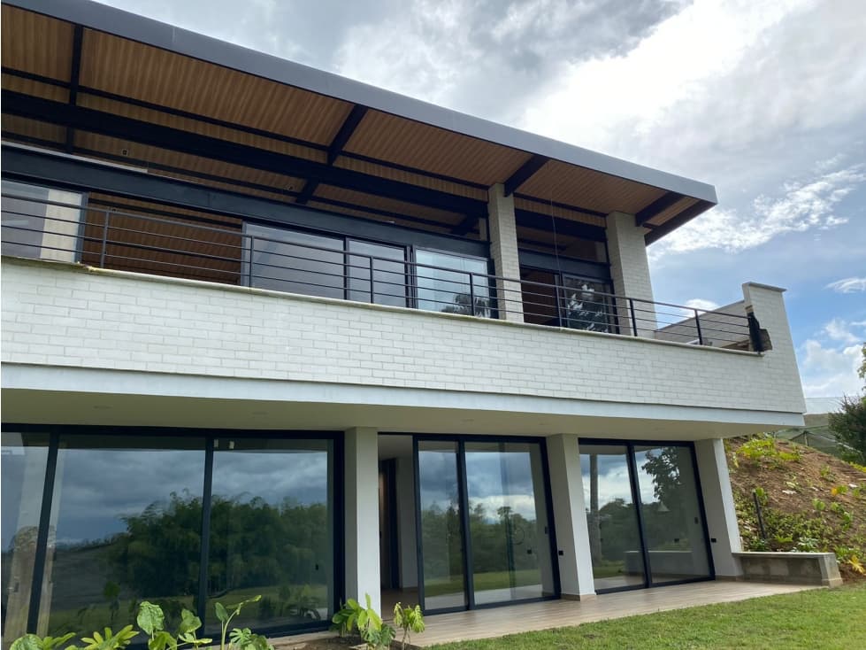 Casa Campestre de Dos Niveles en Arriendo en El Carmen de Viboral - 1