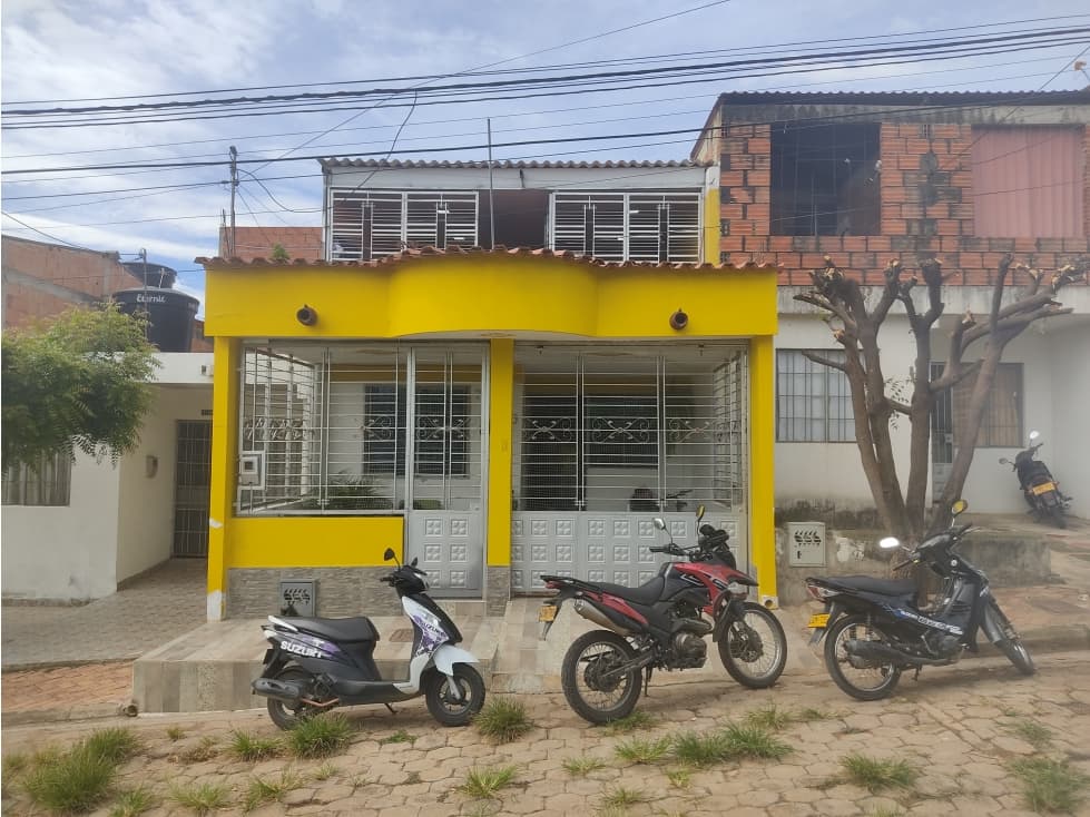 CASA CON AMPLIOS ESPACIOS PARA ARRIENDO URB. BUENA VISTA - 1