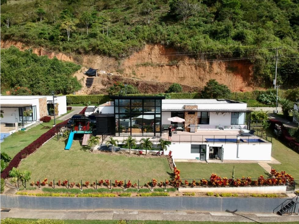ESPECTACULAR Y MODERNA CASA AL PIE DEL LAGO CON MUELLE PRIVADO - 1