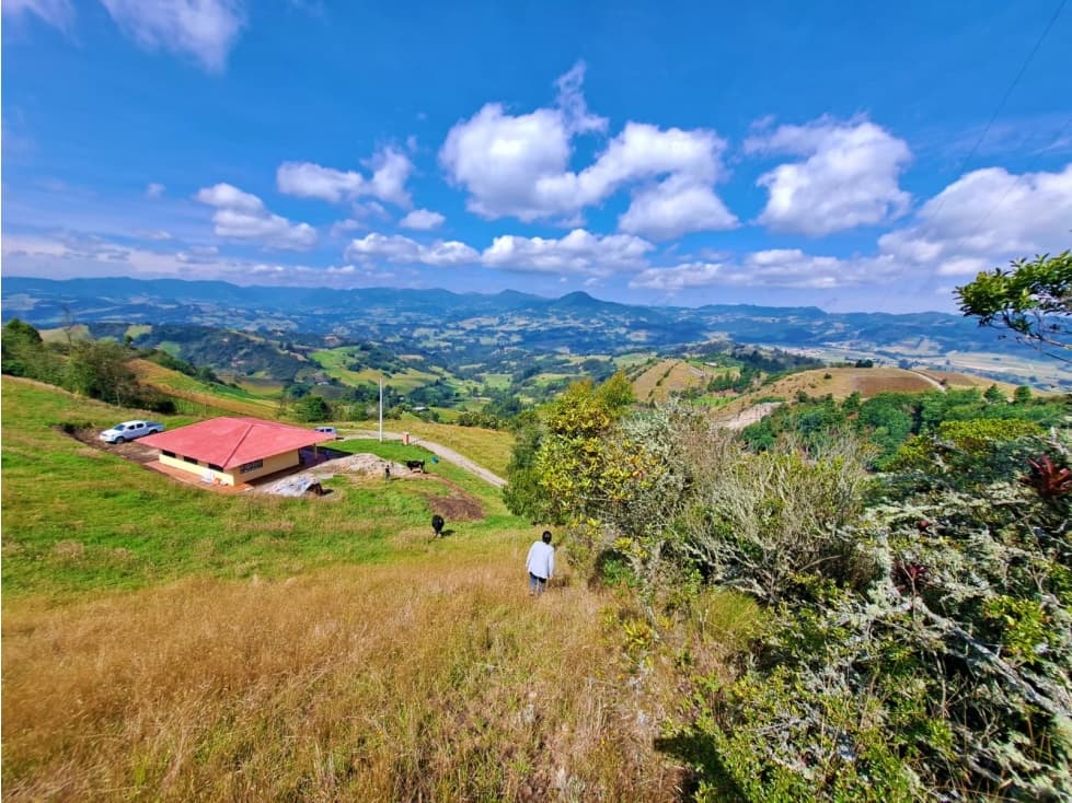 Gran terreno con Casa campestre en Zona Rural de Carmen de Carupa - 1