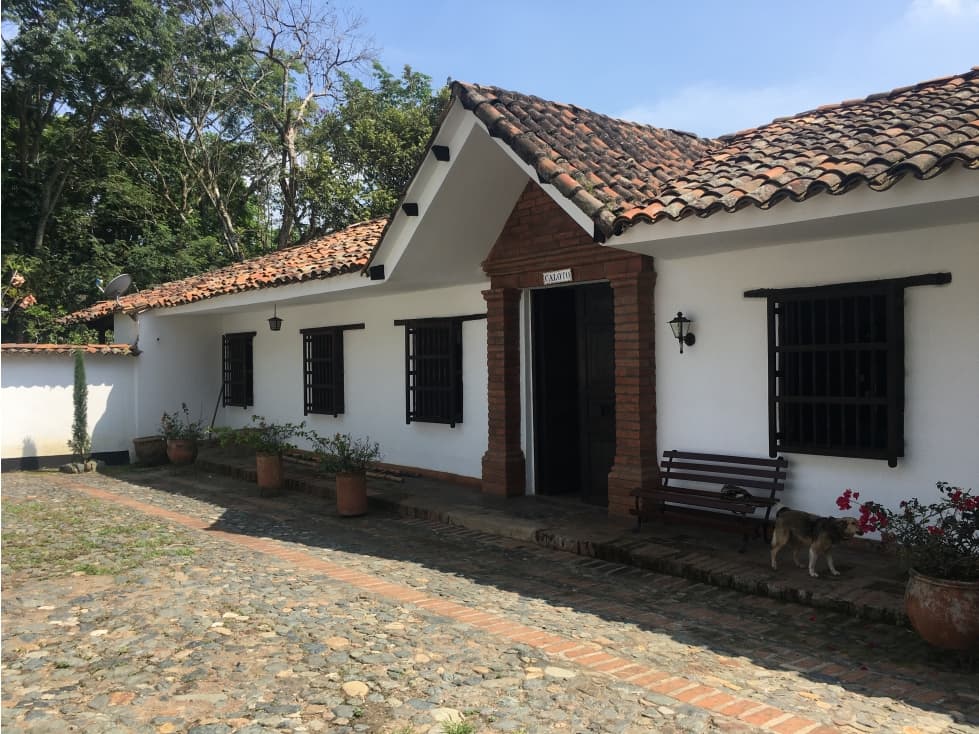 HERMOSA CASA COLONIAL, CALOTO CAUCA, 800Mts - 1