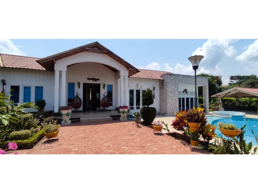 VENTA HERMOSISIMA CASA DENTRO DEL MEJOR CONDOMINIO DE CHINAUTA C/MARCA - 1
