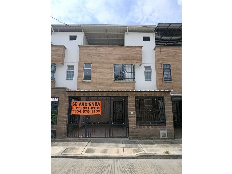 SE RENTA CASA DE 3NIVELES EN EL B/OASIS DE LAS MERCEDES - 1