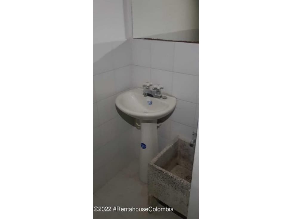 Comercial en Los Cacaos RAH CO: 22-2672 - 1